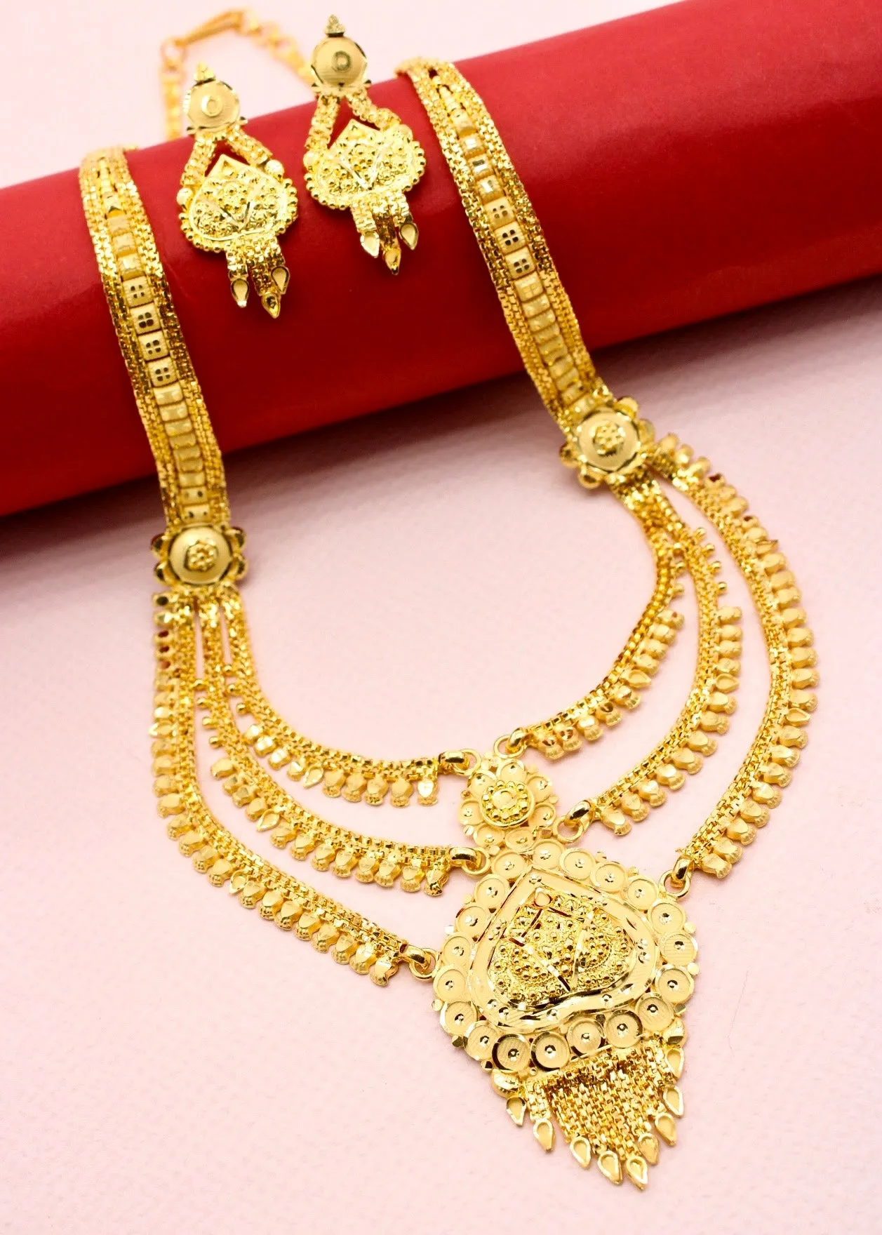 CAPTIVATING GOLD PLATED NECKLACE